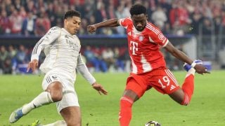 Alphonso Davies puca na gol dok Jude Bellingham ulazi u duel tijekom utakmice Bayerna i Real Madrida u Münchenu.