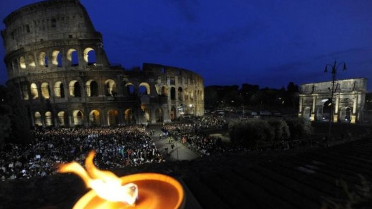 Križni put kod Koloseuma u Rimu tijekom večernje molitve vjernika