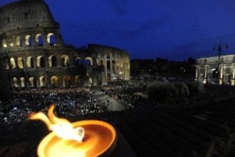 Križni put kod Koloseuma u Rimu tijekom večernje molitve vjernika