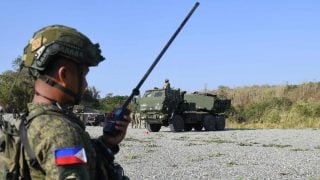 Filipinski vojnik stoji ispred američkog raketnog sustava HIMARS tijekom zajedničke vojne vježbe Filipina i SAD-a u Fort Magsaysayu u pokrajini Nueva Ecija.