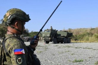 Filipinski vojnik stoji ispred američkog raketnog sustava HIMARS tijekom zajedničke vojne vježbe Filipina i SAD-a u Fort Magsaysayu u pokrajini Nueva Ecija.