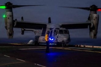 MV-22 Osprey priprema se za polijetanje s palube broda USS Tripoli tijekom operacije Epic Fury.