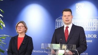 Sandra Benčić i Saša Đujić na konferenciji za medije u Hrvatskom saboru nakon sjednice Odbora za Ustav.