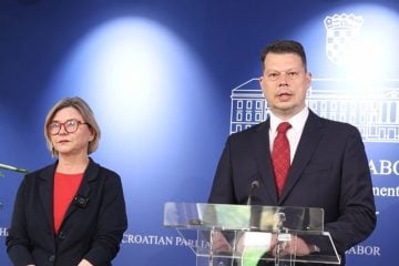 Sandra Benčić i Saša Đujić na konferenciji za medije u Hrvatskom saboru nakon sjednice Odbora za Ustav.