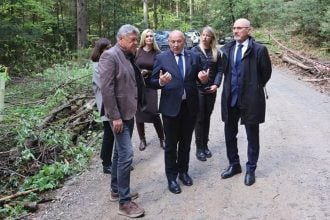 Tomo Medved tijekom posjeta lokaciji Crngrob u Sloveniji, gdje se provode istraživanja mogućih grobnica žrtava iz Drugog svjetskog rata i poraća.
