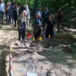 Tomo Medved obilazi lokaciju u šumi Lešće gdje su pronađene masovne grobnice iz Drugog svjetskog rata i poraća.