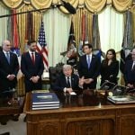 Donald Trump govori tijekom sastanka u Bijeloj kući s izraelskim i libanonskim izaslanicima.