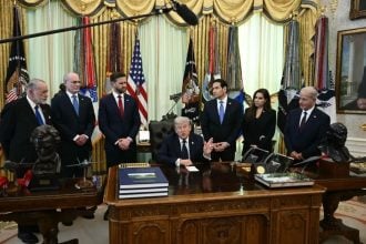 Donald Trump govori tijekom sastanka u Bijeloj kući s izraelskim i libanonskim izaslanicima.