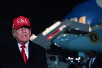 Donald Trump obraća se medijima nakon izlaska iz Air Force One u Zajedničkoj bazi Andrews u Marylandu.