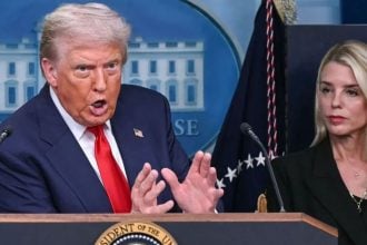 Donald Trump i Pam Bondi tijekom konferencije za novinare u Bijeloj kući 11. kolovoza 2025.