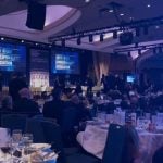 Naoružani agenti kreću prema pozornici tijekom sigurnosnog incidenta na večeri u Washingtonu.