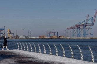 Pješak hoda rivom luke u Odesi uz Crno more