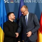 Volodimir Zelenski i Friedrich Merz rukuju se prije bilateralnih razgovora na Münchenskoj sigurnosnoj konferenciji.