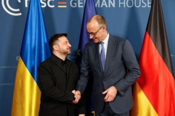 Volodimir Zelenski i Friedrich Merz rukuju se prije bilateralnih razgovora na Münchenskoj sigurnosnoj konferenciji.