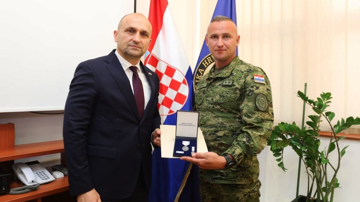 Ministar Anušić uručio medalju razvodniku Bluhi koji je spasio život mladom nogometašu