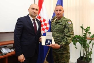 Ministar Anušić uručio medalju razvodniku Bluhi koji je spasio život mladom nogometašu