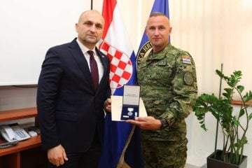 Ministar Anušić uručio medalju razvodniku Bluhi koji je spasio život mladom nogometašu