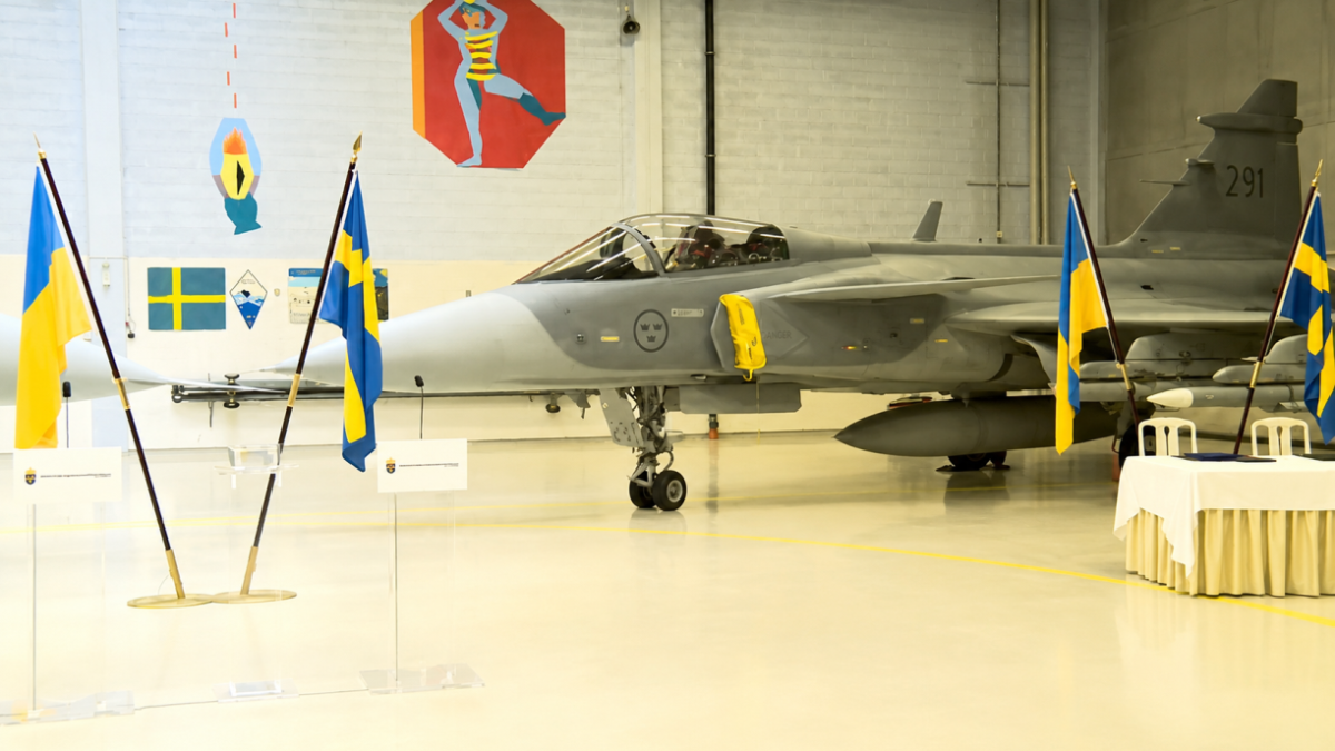 foto kamenjar - Švedski borbeni zrakoplov Gripen u hangaru uz ukrajinske i švedske zastave