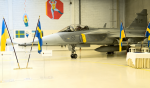 foto kamenjar - Švedski borbeni zrakoplov Gripen u hangaru uz ukrajinske i švedske zastave