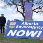 Pristaša separatista iz Alberte drži zastavu na skupu u Edmontonu