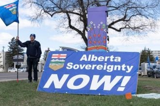 Pristaša separatista iz Alberte drži zastavu na skupu u Edmontonu