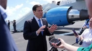 Marco Rubio govori novinarima u zračnoj bazi Homestead prije puta u Švedsku