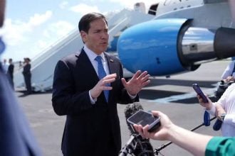 Marco Rubio govori novinarima u zračnoj bazi Homestead prije puta u Švedsku