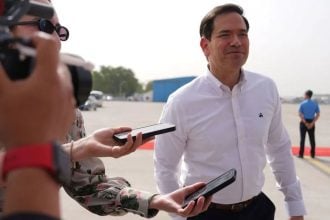 Marco Rubio govori novinarima u zračnoj luci u New Delhiju