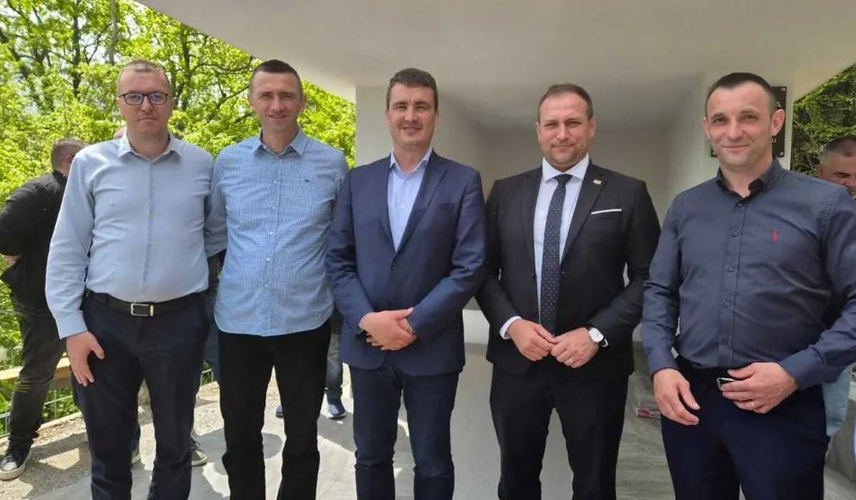 Penava i Vlajčić položili vijenac i zapalili svijeće za ubijene Hrvate kod Konjica