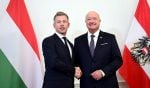 Austrijski kancelar Christian Stocker rukuje se s mađarskim premijerom Peterom Magyarom u Beču