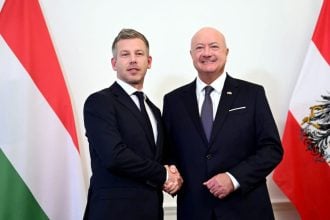 Austrijski kancelar Christian Stocker rukuje se s mađarskim premijerom Peterom Magyarom u Beču