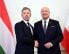 Austrijski kancelar Christian Stocker rukuje se s mađarskim premijerom Peterom Magyarom u Beču