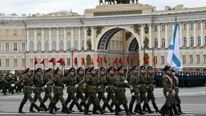 Ruski vojnici počasne straže na probi parade za Dan pobjede u Sankt Peterburgu