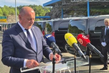 Tomo Medved na primopredaji posmrtnih ostataka hrvatskih žrtava na Maclju