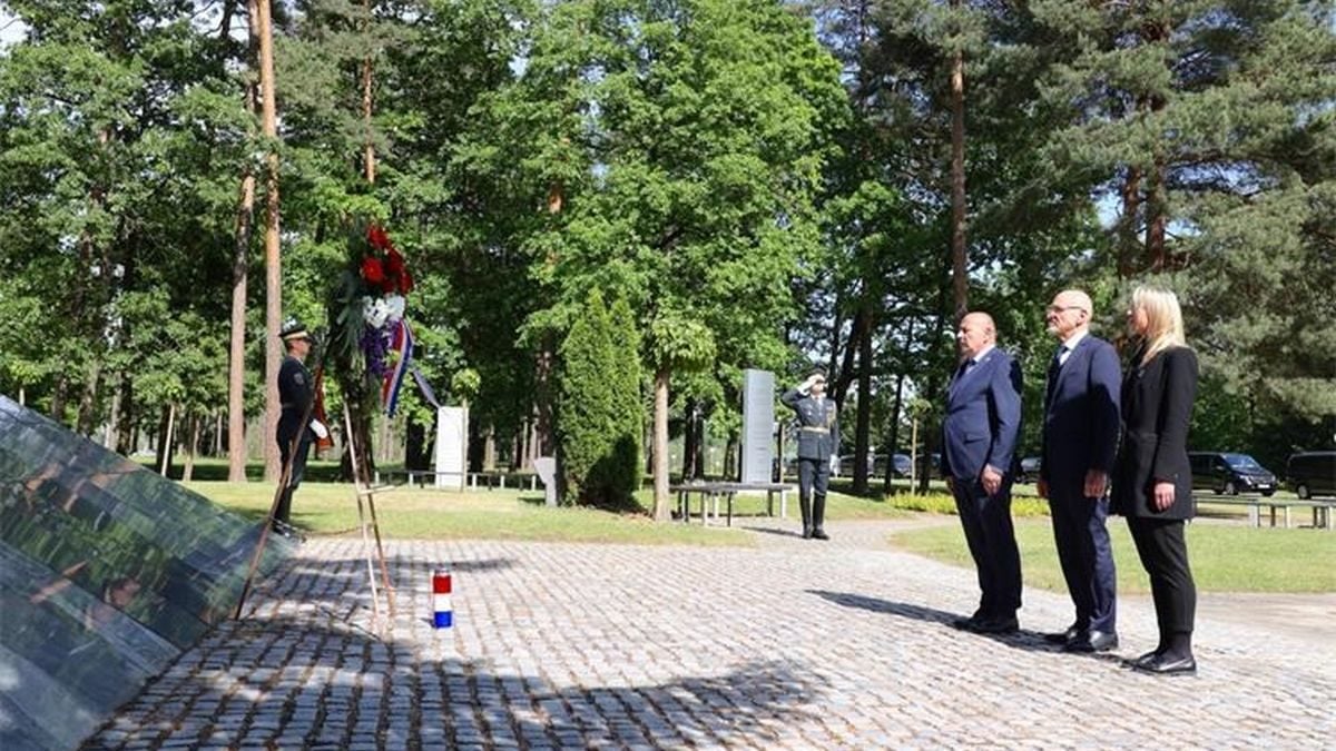 Slovenija. Potpredsjednik Vlade i ministar hrvatskih branitelja Tomo Medved položio vijenac kod spomenika u Spomen-parku Dobrava u Mariboru.