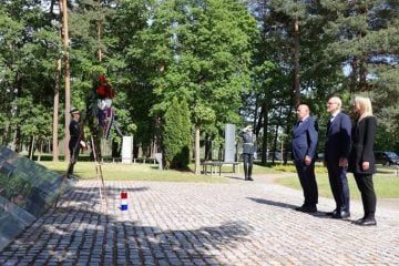 Slovenija. Potpredsjednik Vlade i ministar hrvatskih branitelja Tomo Medved položio vijenac kod spomenika u Spomen-parku Dobrava u Mariboru.