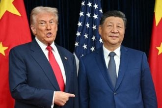 Donald Trump i Xi Jinping pozdravljaju se prije razgovora u Busanu