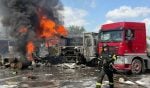 Ukrajinski spasilac gasi požar nakon zračnog napada u Zaporižji
