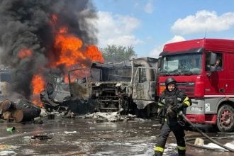 Ukrajinski spasilac gasi požar nakon zračnog napada u Zaporižji