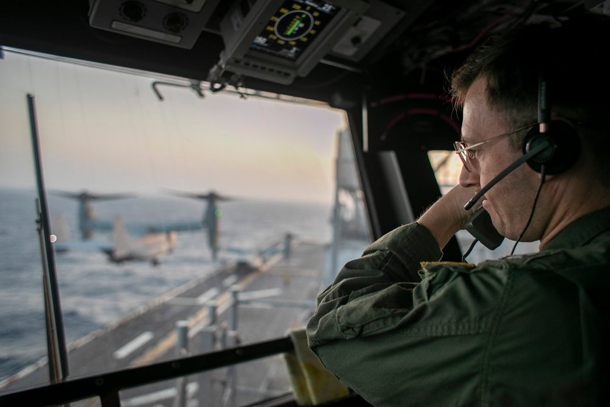 SAD potapa iranske čamce, obara rakete i dronove otvarajući Hormuz