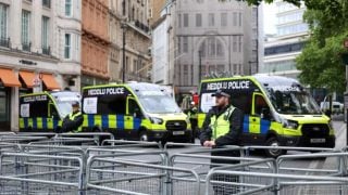 Policajci osiguravaju skup pristaša Tommyja Robinsona u Londonu