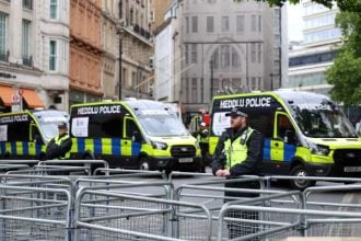 Policajci osiguravaju skup pristaša Tommyja Robinsona u Londonu