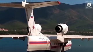 Ruski amfibijski zrakoplov Be-200 na aerodromu uz obalu