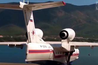 Ruski amfibijski zrakoplov Be-200 na aerodromu uz obalu